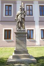 https://upload.wikimedia.org/wikipedia/commons/thumb/2/26/Statue_of_st._Florian%2C_Doln%C3%AD_%C3%9Ajezd%2C_Svitavy.jpg/800px-Statue_of_st._Florian%2C_Doln%C3%AD_%C3%9Ajezd%2C_Svitavy.jpg