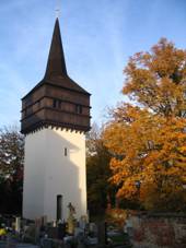 Vovit zvonice z roku 1690 v arelu kostela Nalezen sv. Ke