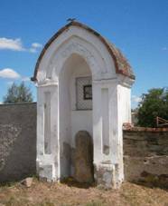 https://upload.wikimedia.org/wikipedia/commons/2/25/Kapli%C4%8Dka_se_sm%C3%ADr%C4%8D%C3%ADm_k%C5%99%C3%AD%C5%BEem_v_Cholin%C4%9B_%28Q37151028%29.jpg