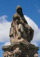 https://upload.wikimedia.org/wikipedia/commons/5/50/Souso%C5%A1%C3%AD_Pieta_severn%C4%9B_od_Choliny_%28Q72741658%29_01.jpg
