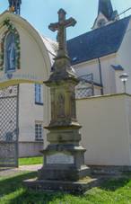 https://upload.wikimedia.org/wikipedia/commons/c/cc/K%C5%99%C3%AD%C5%BE_v_Cholin%C4%9B_p%C5%99ed_kostelem_%28Q104974487%29_01.jpg