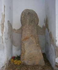 https://upload.wikimedia.org/wikipedia/commons/0/0c/Sm%C3%ADr%C4%8D%C3%AD_k%C5%99%C3%AD%C5%BE_v_kapli%C4%8Dce_v_Cholin%C4%9B_%28Q64759326%29_02.jpg