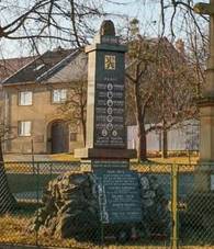 https://upload.wikimedia.org/wikipedia/commons/a/ae/Pomn%C3%ADk_padl%C3%BDm_v_Hrab%C3%AD_na_n%C3%A1vsi_%28Q72738458%29_01.jpg