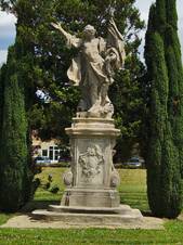 https://upload.wikimedia.org/wikipedia/commons/thumb/9/91/Socha_svat%C3%A9ho_Flori%C3%A1na_p%C5%99ed_z%C3%A1mkem%2C_Konice%2C_okres_Prost%C4%9Bjov.jpg/1280px-Socha_svat%C3%A9ho_Flori%C3%A1na_p%C5%99ed_z%C3%A1mkem%2C_Konice%2C_okres_Prost%C4%9Bjov.jpg