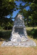 https://upload.wikimedia.org/wikipedia/commons/thumb/e/e6/Mohyla_T.G.Masaryka%2C_Konice%2C_okres_Prost%C4%9Bjov.jpg/800px-Mohyla_T.G.Masaryka%2C_Konice%2C_okres_Prost%C4%9Bjov.jpg