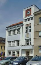 https://upload.wikimedia.org/wikipedia/commons/thumb/5/5d/Radnice%2C_Konice%2C_okres_Prost%C4%9Bjov_%2801%29.jpg/800px-Radnice%2C_Konice%2C_okres_Prost%C4%9Bjov_%2801%29.jpg