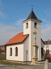 https://upload.wikimedia.org/wikipedia/commons/7/79/Kaple_Nanebevzet%C3%AD_Panny_Marie_v_Rak%C5%AFvce_%28Q72739714%29.jpg