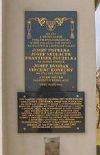 https://upload.wikimedia.org/wikipedia/commons/0/0c/Pam%C4%9Btn%C3%AD_deska_v_Rak%C5%AFvce_na_zdi_kaple_%28Q72739711%29_01.jpg