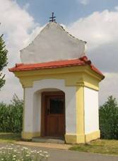 https://upload.wikimedia.org/wikipedia/commons/thumb/f/f7/Kapli%C4%8Dka_u_Un%C4%8Dovic_vedle_poln%C3%AD_cesty_%28Q72740720%29.jpg/1024px-Kapli%C4%8Dka_u_Un%C4%8Dovic_vedle_poln%C3%AD_cesty_%28Q72740720%29.jpg