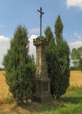 https://upload.wikimedia.org/wikipedia/commons/thumb/2/27/K%C5%99%C3%AD%C5%BE_na_okraji_Un%C4%8Dovic_%28Q72740664%29.jpg/1024px-K%C5%99%C3%AD%C5%BE_na_okraji_Un%C4%8Dovic_%28Q72740664%29.jpg