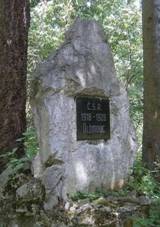 https://upload.wikimedia.org/wikipedia/commons/thumb/e/e5/Pam%C3%A1tn%C3%ADk_severn%C4%9B_od_Un%C4%8Dovic_v_lese_%28Q72741914%29_01.jpg/1024px-Pam%C3%A1tn%C3%ADk_severn%C4%9B_od_Un%C4%8Dovic_v_lese_%28Q72741914%29_01.jpg