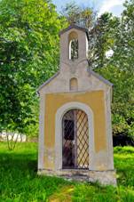 https://upload.wikimedia.org/wikipedia/commons/thumb/a/aa/Kaple_Dvory_u_Lokte_%C4%8Dervenec_2020_%281%29.jpg/800px-Kaple_Dvory_u_Lokte_%C4%8Dervenec_2020_%281%29.jpg