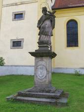 Doln andov-Nepomuk u kostela 01.jpg