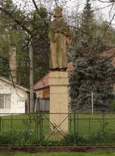 Lhotka u Mlnka - Husv pomnk na nvsi (1).jpg