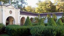 Kostel Nejsv. Trojice - ambit, zahrada, Chloumek.jpg