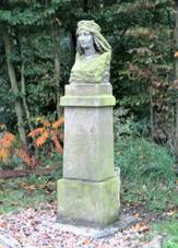 Busta krlovny u domu 172 v erven Psce (Q105001726) 01.jpg