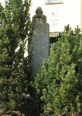 Pomnk Jana Amose Komenskho u koly ve Velkm Borku (Q66565178) 02.jpg