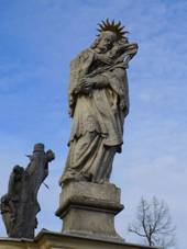 https://upload.wikimedia.org/wikipedia/commons/thumb/3/35/Drnholec_-_Mari%C3%A1nsk%C3%BD_sloup_-_socha_sv._Jana_Nepomuck%C3%A9ho.jpg/800px-Drnholec_-_Mari%C3%A1nsk%C3%BD_sloup_-_socha_sv._Jana_Nepomuck%C3%A9ho.jpg
