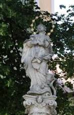 sloup se sochou Immaculaty