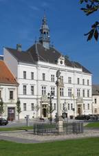https://upload.wikimedia.org/wikipedia/commons/thumb/8/80/Valtice_townhall.jpg/800px-Valtice_townhall.jpg