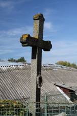 Wayside cross in Branisovice, part of Chysky village in 2011.JPG