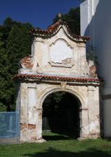 Historical gate in Oparany in 2011.JPG
