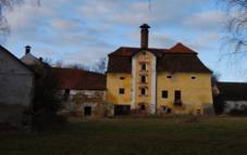 Slavoov (Vesec). Budova bvalho pivovaru a lihovaru. (3).jpg