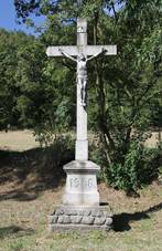 https://upload.wikimedia.org/wikipedia/commons/thumb/0/06/Wayside_cross_near_Ratibor%2C_part_of_Chysky_village_in_2011.JPG/800px-Wayside_cross_near_Ratibor%2C_part_of_Chysky_village_in_2011.JPG