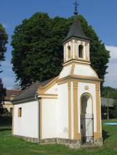 https://upload.wikimedia.org/wikipedia/commons/thumb/0/0f/Kaple_na_n%C3%A1vsi_v_Bor%C4%8Di_%28Q66565075%29_01.jpg/1024px-Kaple_na_n%C3%A1vsi_v_Bor%C4%8Di_%28Q66565075%29_01.jpg