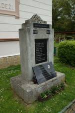 https://upload.wikimedia.org/wikipedia/commons/thumb/7/75/Bore%C4%8D%2C_%C5%A1kola%2C_pam%C3%A1tn%C3%ADk.jpg/800px-Bore%C4%8D%2C_%C5%A1kola%2C_pam%C3%A1tn%C3%ADk.jpg