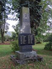 Bezina (MB), pomnk u eleznin zastvky (01).jpg