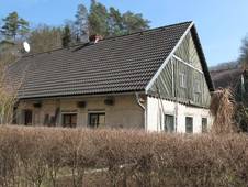 https://upload.wikimedia.org/wikipedia/commons/thumb/0/0c/Chocn%C4%9Bjovice%2C_%C5%A1t%C3%ADt.jpg/1024px-Chocn%C4%9Bjovice%2C_%C5%A1t%C3%ADt.jpg