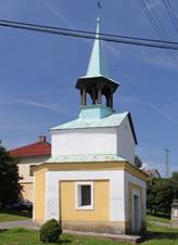 https://upload.wikimedia.org/wikipedia/commons/thumb/9/9e/Drahotice%2C_Chocn%C4%9Bjovice_%281%29.jpg/1280px-Drahotice%2C_Chocn%C4%9Bjovice_%281%29.jpg