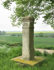 https://upload.wikimedia.org/wikipedia/commons/0/07/K%C5%99%C3%AD%C5%BE_u_silnice_severn%C4%9B_od_Katusic_%28Q107162359%29.jpg