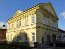 https://upload.wikimedia.org/wikipedia/commons/1/1b/Katusice%2C_n%C3%A1m%C4%9Bst%C3%AD_Budovatel%C5%AF_12.jpg