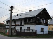 https://upload.wikimedia.org/wikipedia/commons/thumb/d/d3/Kluky_%28okres_Mlad%C3%A1_Boleslav%29%2C_d%C5%AFm_%C4%8D%C3%ADslo_6.jpg/1280px-Kluky_%28okres_Mlad%C3%A1_Boleslav%29%2C_d%C5%AFm_%C4%8D%C3%ADslo_6.jpg