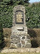 https://upload.wikimedia.org/wikipedia/commons/thumb/1/1c/Podol%C3%AD_%28Mnichovo_Hradi%C5%A1t%C4%9B%29%2C_pomn%C3%ADk_padl%C3%BDm.jpg/1024px-Podol%C3%AD_%28Mnichovo_Hradi%C5%A1t%C4%9B%29%2C_pomn%C3%ADk_padl%C3%BDm.jpg