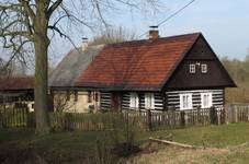 https://upload.wikimedia.org/wikipedia/commons/thumb/b/be/Hradec_%28Mnichovo_Hradi%C5%A1t%C4%9B%29%2C_d%C5%AFm.jpg/1024px-Hradec_%28Mnichovo_Hradi%C5%A1t%C4%9B%29%2C_d%C5%AFm.jpg