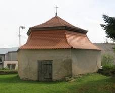 https://upload.wikimedia.org/wikipedia/commons/d/d3/Kaple_u_kostela_v_Skalsku_%28Q107162352%29.jpg
