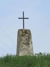 https://upload.wikimedia.org/wikipedia/commons/3/3d/K%C5%99%C3%AD%C5%BE_u_silnice_ji%C5%BEn%C4%9B_od_Skalska_%28Q107164524%29.jpg