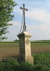 https://upload.wikimedia.org/wikipedia/commons/thumb/4/42/K%C5%99%C3%AD%C5%BE_u_silnice_Skalsko_-_Bore%C4%8D_%28Q66565076%29_01.jpg/1024px-K%C5%99%C3%AD%C5%BE_u_silnice_Skalsko_-_Bore%C4%8D_%28Q66565076%29_01.jpg