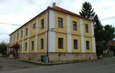 https://upload.wikimedia.org/wikipedia/commons/thumb/2/22/Skalsko%2C_budova.jpg/1280px-Skalsko%2C_budova.jpg