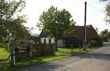 https://upload.wikimedia.org/wikipedia/commons/thumb/1/1b/%C5%BD%C4%8F%C3%A1r%2C_Doubrava%2C_old_farm.jpg/1280px-%C5%BD%C4%8F%C3%A1r%2C_Doubrava%2C_old_farm.jpg