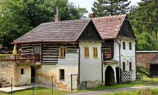 https://upload.wikimedia.org/wikipedia/commons/thumb/d/d3/Pohledy%2C_Horn%C3%AD_Hyn%C4%8Dina%2C_house_No_24.jpg/1280px-Pohledy%2C_Horn%C3%AD_Hyn%C4%8Dina%2C_house_No_24.jpg