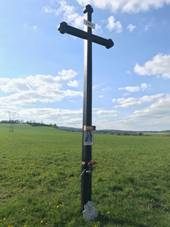 https://upload.wikimedia.org/wikipedia/commons/thumb/6/67/Overview_of_wood_wayside_cross_near_Babice%2C_T%C5%99eb%C3%AD%C4%8D_District.jpg/800px-Overview_of_wood_wayside_cross_near_Babice%2C_T%C5%99eb%C3%AD%C4%8D_District.jpg