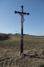 https://upload.wikimedia.org/wikipedia/commons/thumb/7/7a/Overview_of_wayside_cross_near_Bol%C3%ADkovice%2C_Babice%2C_T%C5%99eb%C3%AD%C4%8D_District.jpg/800px-Overview_of_wayside_cross_near_Bol%C3%ADkovice%2C_Babice%2C_T%C5%99eb%C3%AD%C4%8D_District.jpg