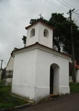 https://upload.wikimedia.org/wikipedia/commons/thumb/0/0e/Chapel_in_Boskov%C5%A1tejn%2C_Znojmo_District.jpg/800px-Chapel_in_Boskov%C5%A1tejn%2C_Znojmo_District.jpg