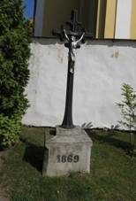 https://upload.wikimedia.org/wikipedia/commons/thumb/5/53/Wayside_cross_near_church_of_Saint_Martin_in_Budkov%2C_T%C5%99eb%C3%AD%C4%8D_District.JPG/800px-Wayside_cross_near_church_of_Saint_Martin_in_Budkov%2C_T%C5%99eb%C3%AD%C4%8D_District.JPG