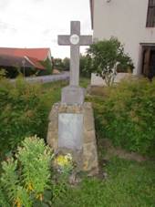 https://upload.wikimedia.org/wikipedia/commons/thumb/9/96/Wayside_cross_near_Chapel_of_Sacred_Heart_in_D%C4%9Bdice%2C_T%C5%99eb%C3%AD%C4%8D_District.JPG/800px-Wayside_cross_near_Chapel_of_Sacred_Heart_in_D%C4%9Bdice%2C_T%C5%99eb%C3%AD%C4%8D_District.JPG