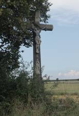https://upload.wikimedia.org/wikipedia/commons/thumb/7/79/Overview_of_wayside_cross_near_tree_near_Hornice%2C_T%C5%99eb%C3%AD%C4%8D_District.jpg/800px-Overview_of_wayside_cross_near_tree_near_Hornice%2C_T%C5%99eb%C3%AD%C4%8D_District.jpg